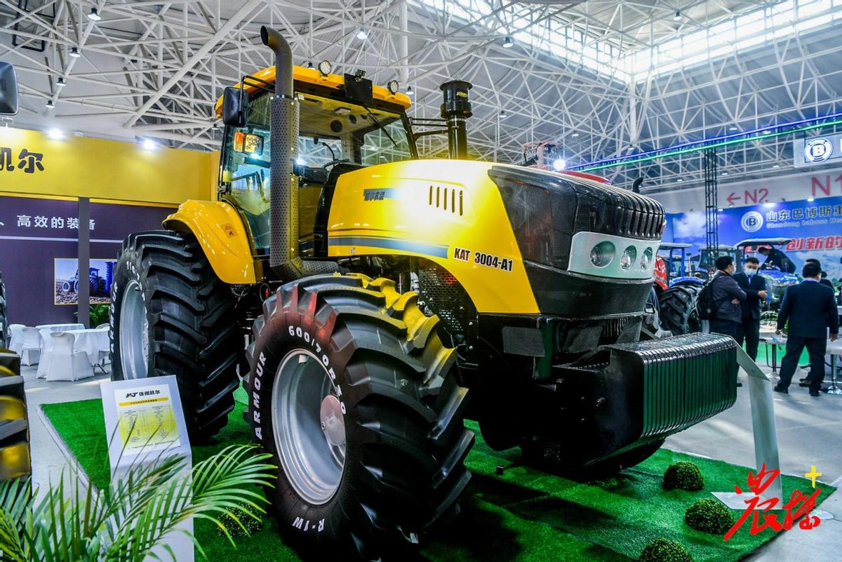 展米机器图片和价格2021国际农机展上260马力及以上大型拖拉机