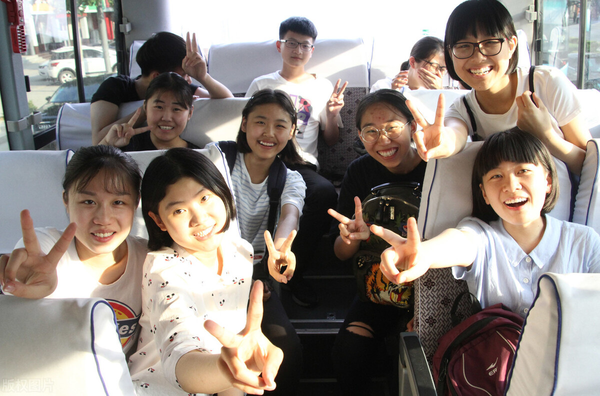 理发店不想让陪考家长坐门口，台阶上摆满了头发，网友：格局小了