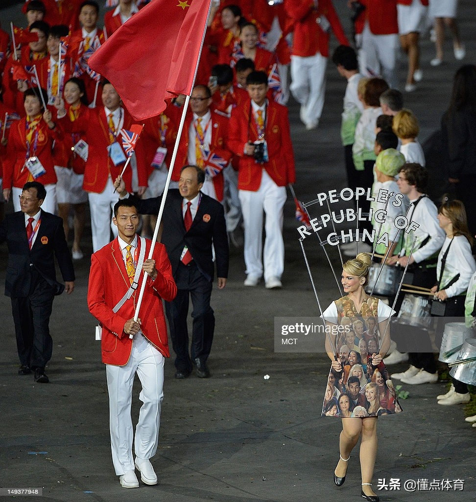 2008年奥运会中国队旗手是谁(历届奥运会中国旗手：除1人外均来自男篮)