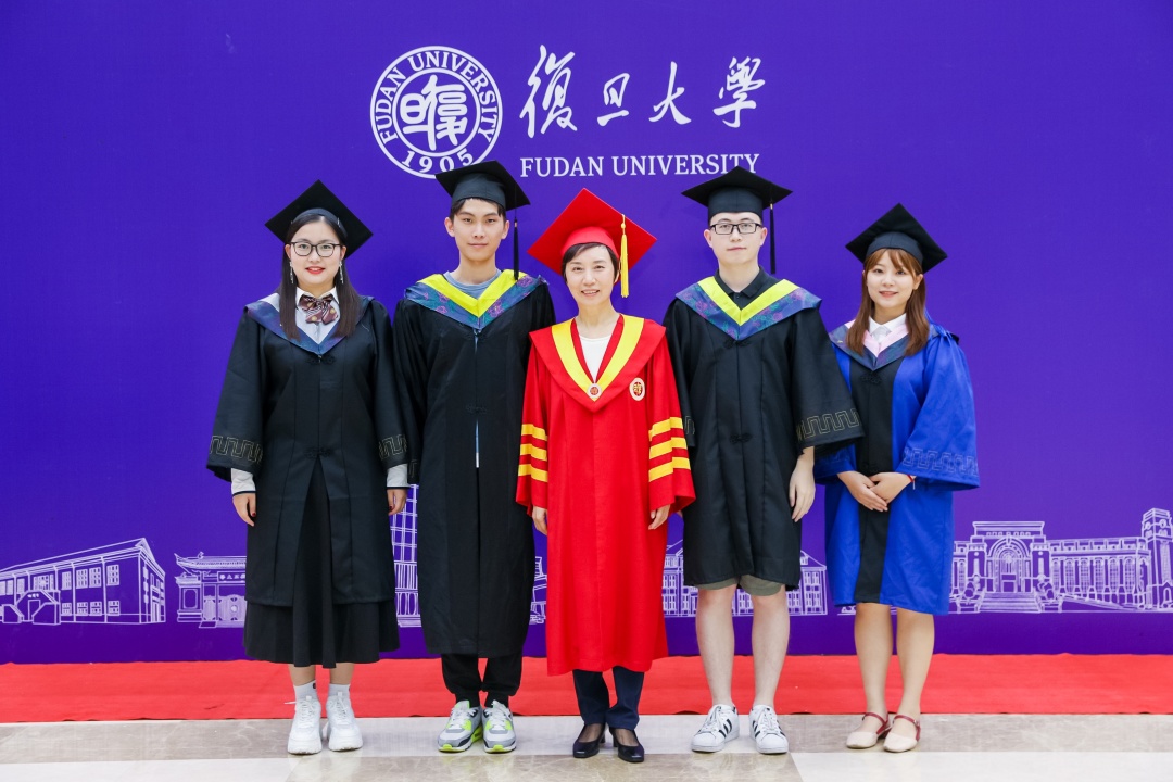 毕业季，复旦大学书记校长喊毕业生合影啦！