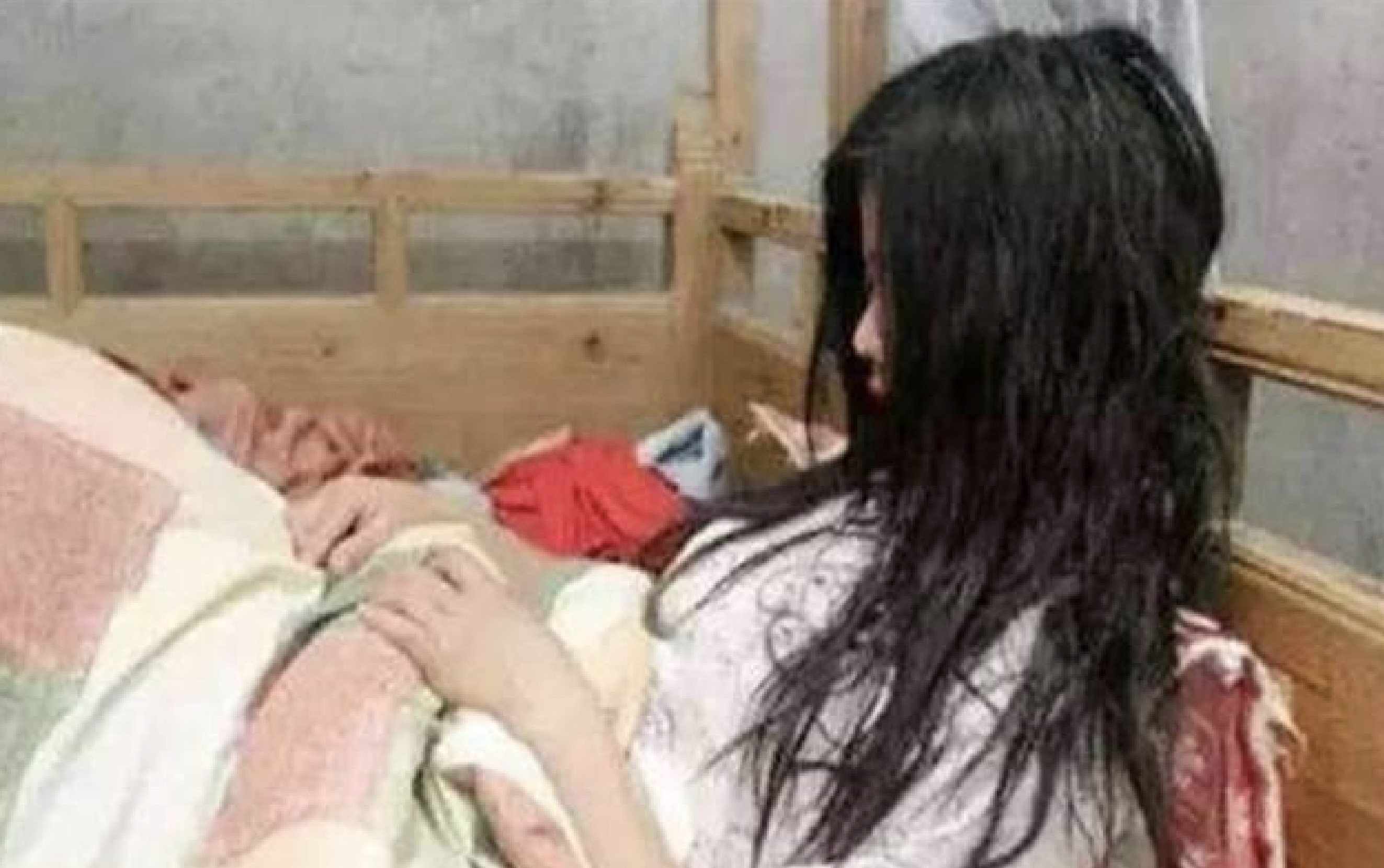 女大学生生孩子（女大学生半夜在宿舍产子）