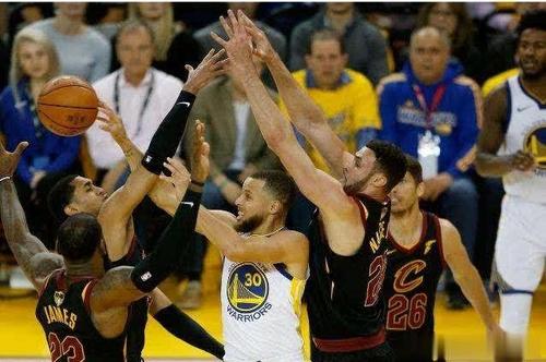 nba为什么不敢放科比投（为什么科比库里经常遇到战术包夹，而詹皇就没有这种待遇呢？）