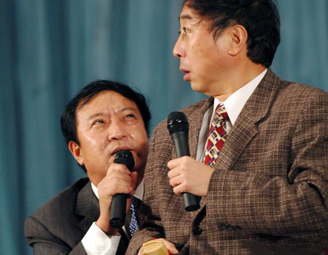 64岁冯巩：26岁娶初恋，携手38年，47岁被敲诈，儿子创业当老板