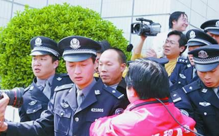 男子因杀妻被判15年，11年后“亡妻”突然回家，已和他人结婚生子