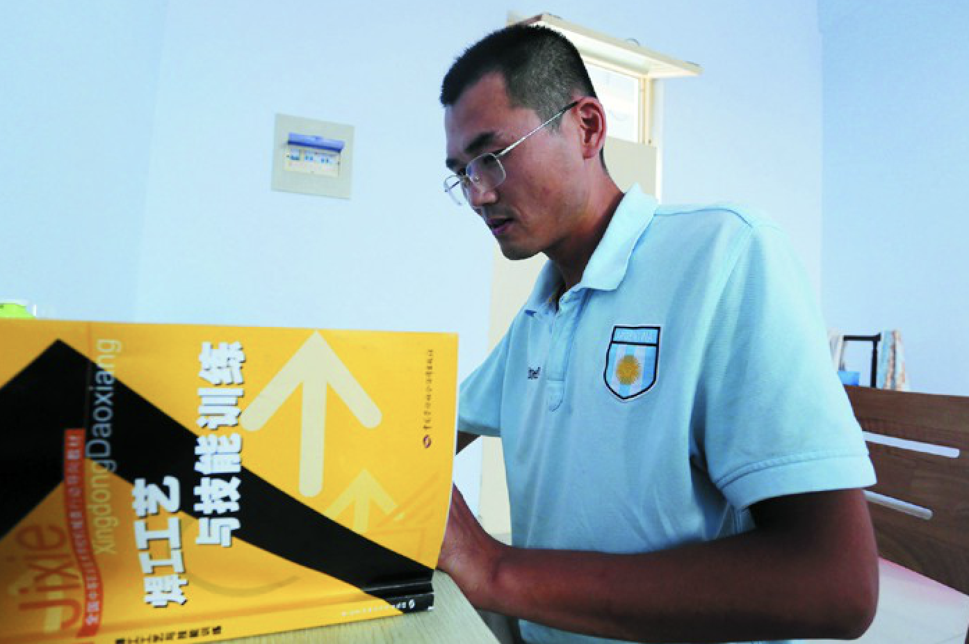 从研究生到电焊工；从坐办公室到去车间作业；青大文学硕士进技校“回炉”学电焊