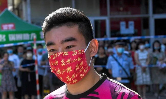 高考期间东三省紫色内裤脱销，寓意让人憋不住笑，外省人表示不懂