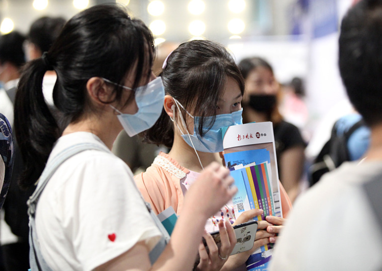 填报志愿后别傻傻等待了，想提前知道是否被录取，一招就可搞定