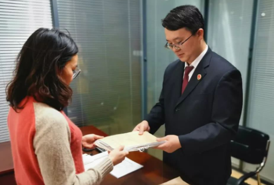 法学生毕业10年，才知道律师事务所和公务员的差距，你选对了吗