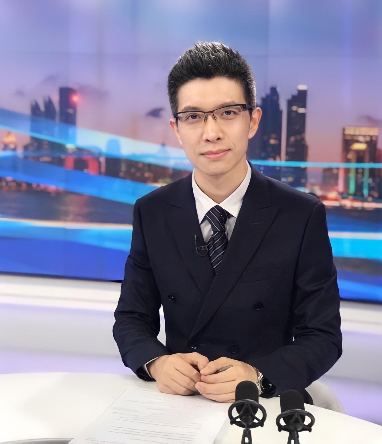 央视"最幽默"的新闻主播朱广权,2次高考复读,43岁白头仍未婚