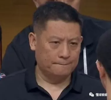 最强nba裁判说过哪些话(神场面！裁判低头当众道歉，场上教练和球员都懵了)