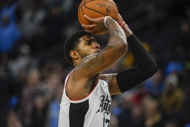 乔治急停背运晃倒保罗命中三分,网友的评论褒贬不一)