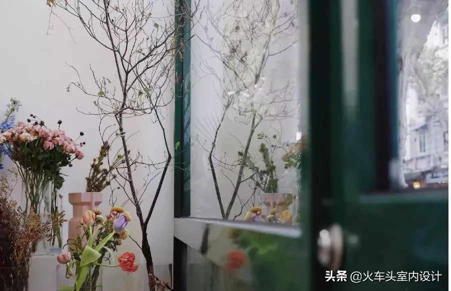 谁说闺蜜开店必倒？这对90后开花店，连手提袋都被抢空