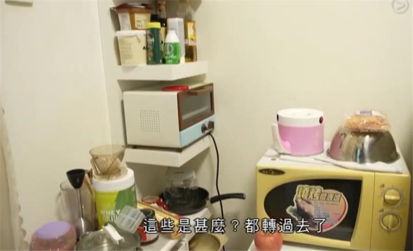 香港年轻人太拼了！蜗居10㎡房，开门上床厕所洗碗，阳台1㎡