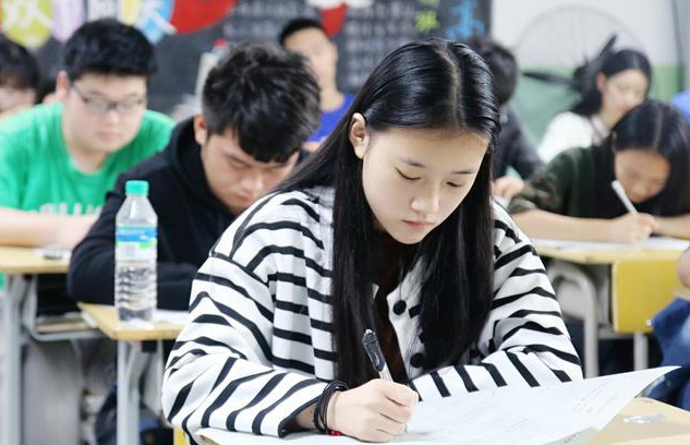 高考518分“喜提”大专，考生伤心哭诉，安徽文科考生太难了