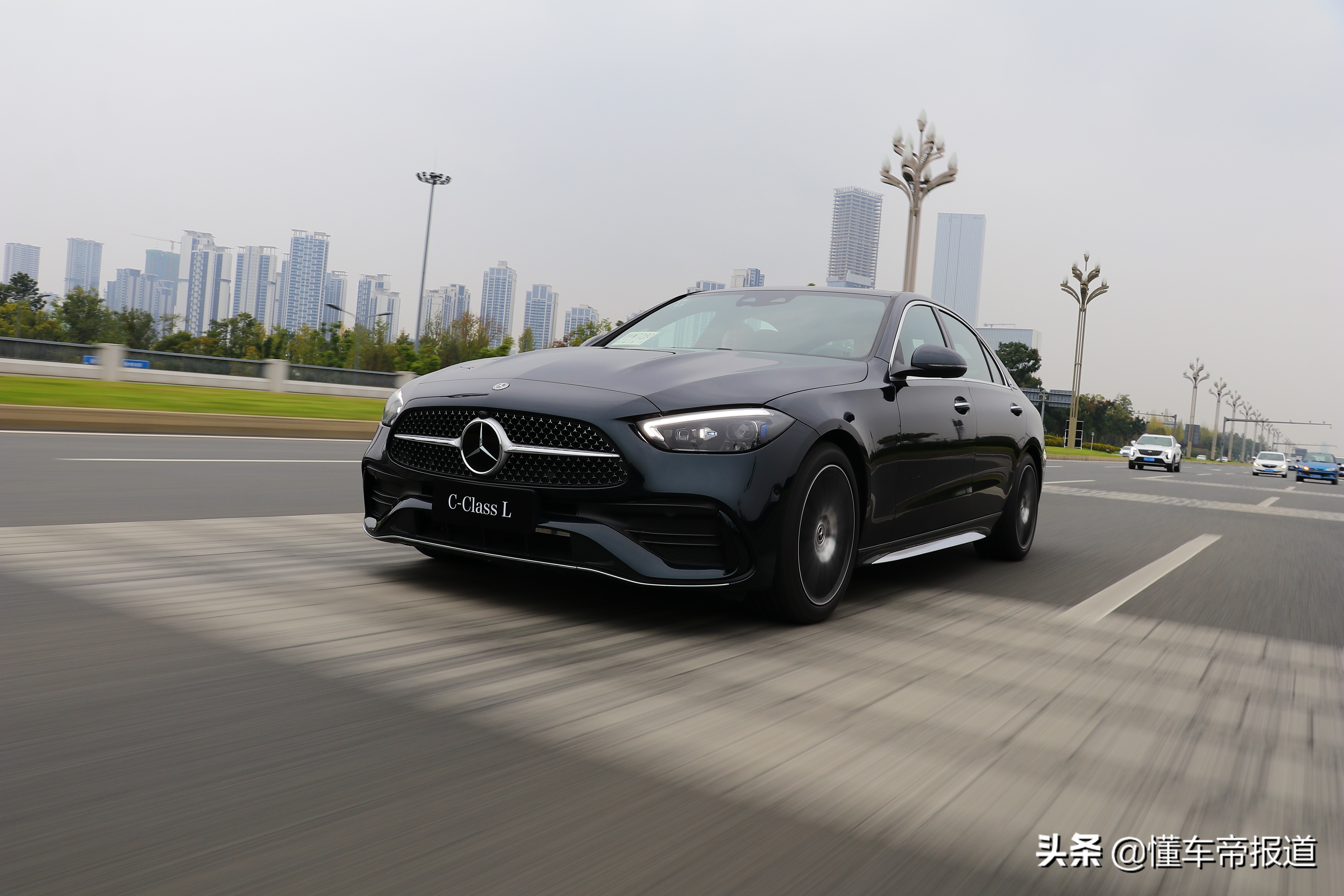 新车｜科技赋能，给生活加“电”！试驾一代奔驰C级