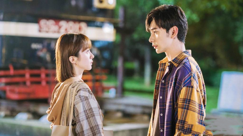 胡冰卿陈星旭姐弟恋疑似分手，单方面取关男方，定情之作还未开播