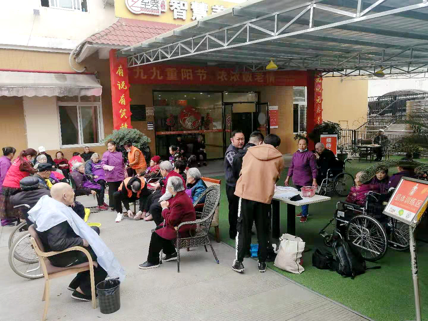 众扶高新志愿者养老院里服务忙