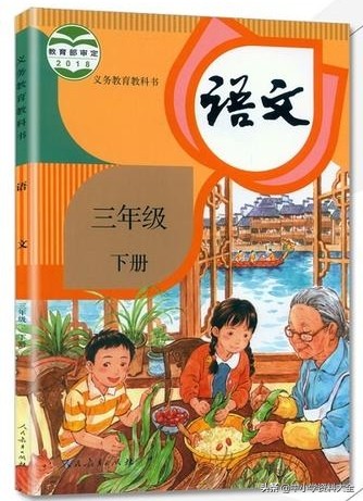夏日晴空下，朵朵白云如棉絮般轻盈飘浮，映衬出天空的辽阔与宁静。