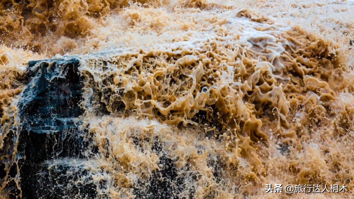 黄河壶口瀑布，倒海翻江卷巨澜，惊回首，离天三尺三