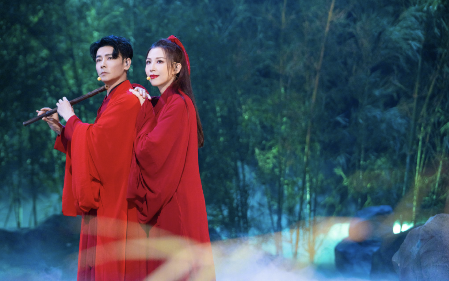 张晋独自带儿子画面被拍，父子同回公寓，鱼蛋蹦蹦跳跳活泼可爱