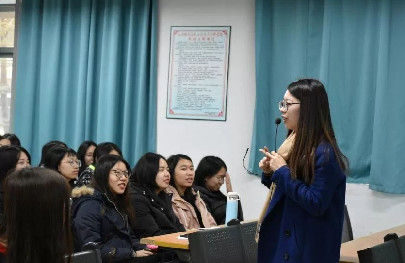 “两分钟撤回问句！”高校辅导员耍官威，校方却说是低血糖犯病