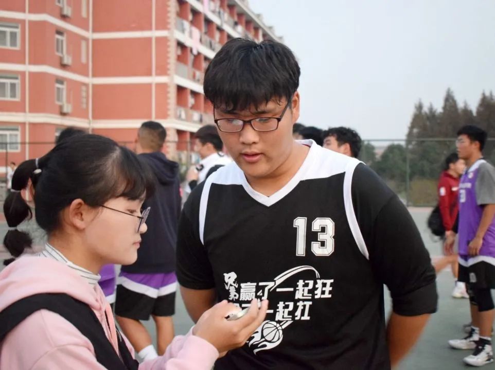 有关大学篮球新生杯(第五届“新生杯”篮球比赛 | 力挽狂“篮”，胜利属于他们)