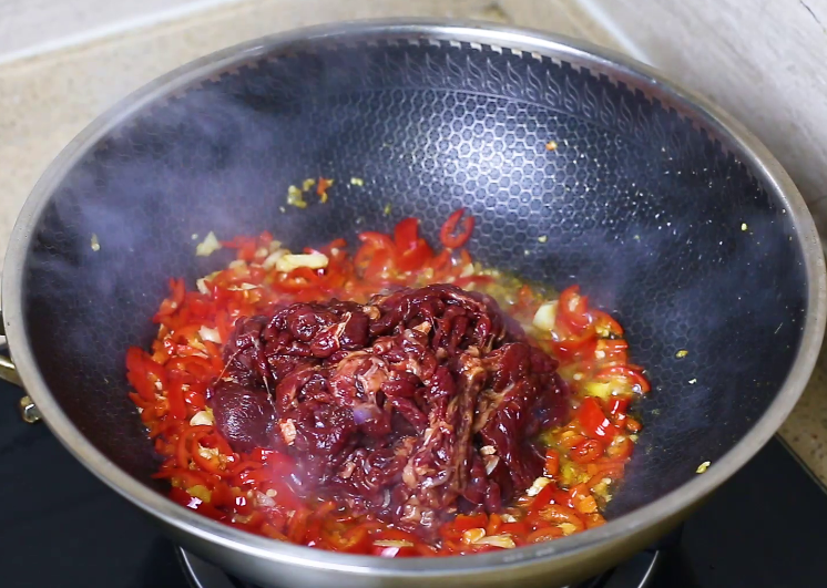 这才是“小炒牛肉”的正宗做法，大厨详细讲解，牛肉鲜嫩不出水