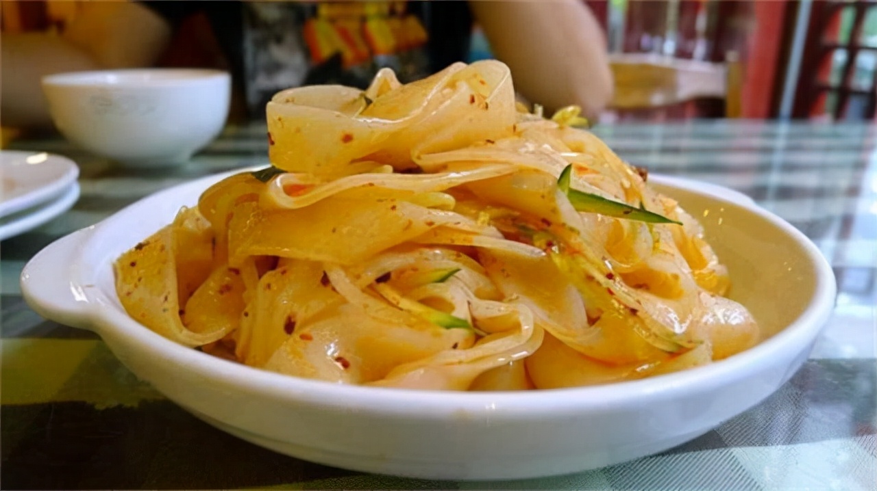 酿皮的统称,流行于中国北方地区,是不可多得的一道美食,做出来的凉皮