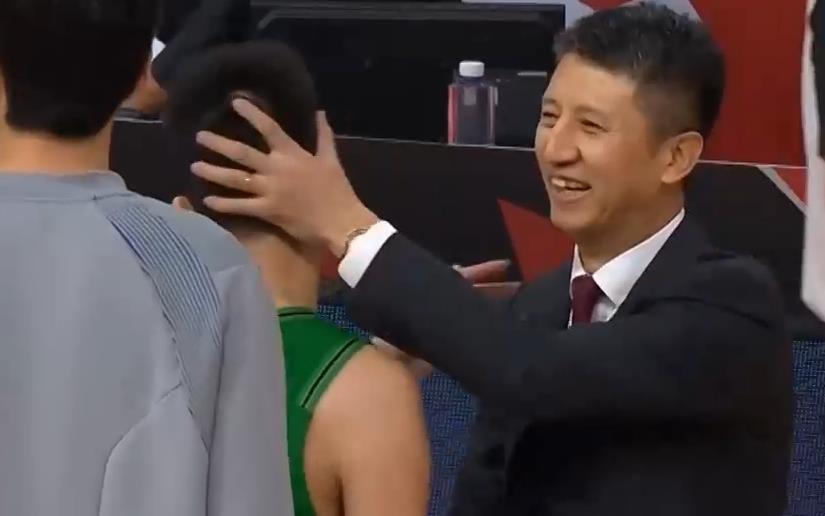 郭士强抚摸郭艾伦的脑袋,拥抱赵继伟,和韩德君梅奥热聊)