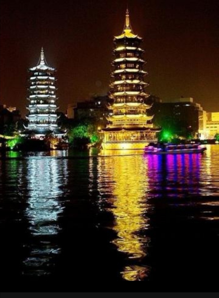 波光粼粼，遥相呼应的日月双塔，它是中国的名塔，更是桂林之最