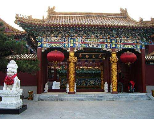 平西王府走进府院内,独立的温泉池,"龙池"(泳池),用膳房,御厨房,议事