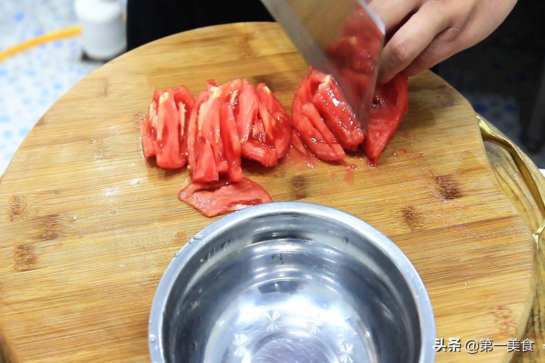 番茄炖牛腩怎么做好吃？掌握好焯水技巧，牛肉软烂入味、汤鲜味美