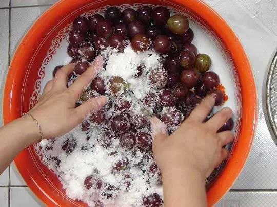 为什么可以用面粉清洗葡萄,你知道原理吗?