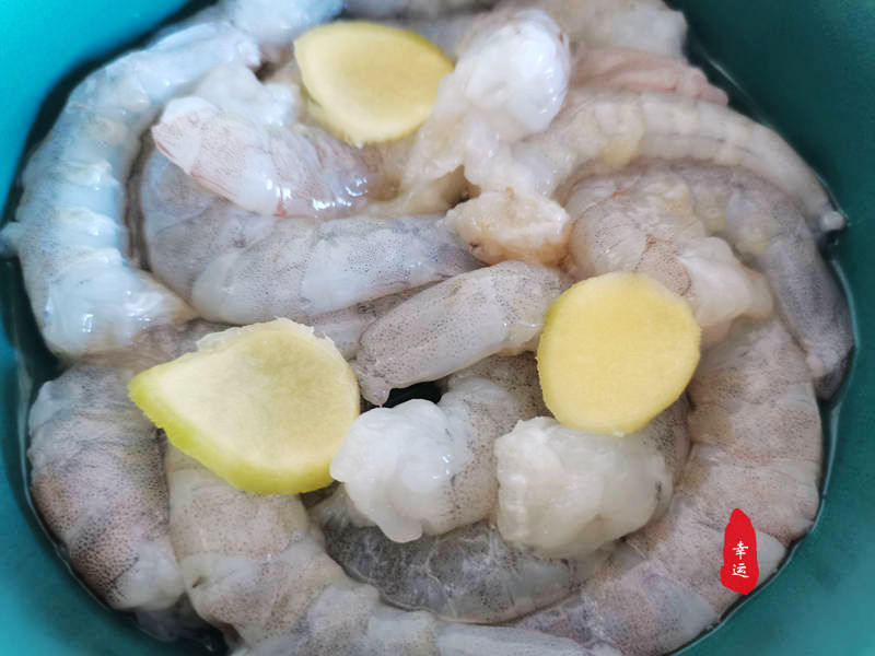 薄皮大馅的三鲜馅饺子，咬一口就能吃到虾仁，口感鲜香好解馋