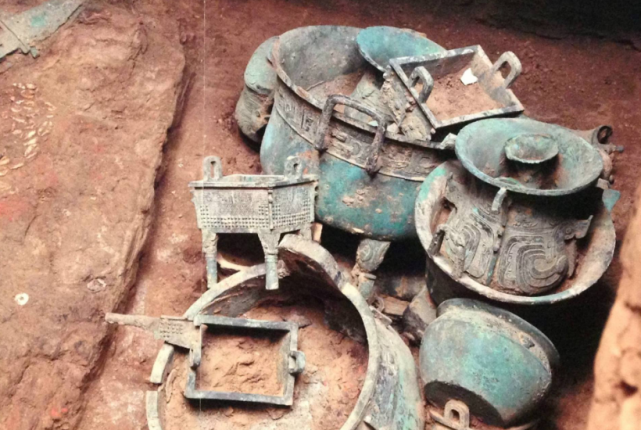 考古家偏僻农村发现古墓，3岁孩童佩戴3000年前“龙镯”身份成谜