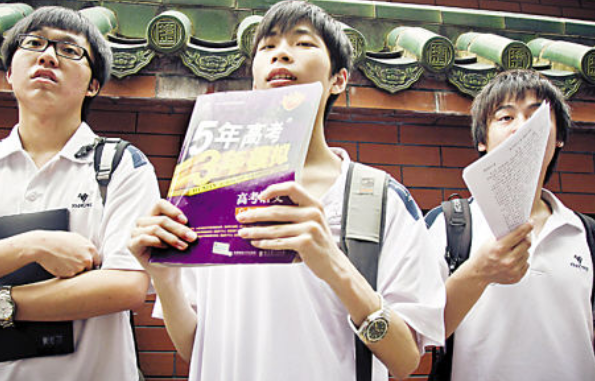 武汉多所民办高校“涨价”，学生陷入两难选择，继续读还是选退学