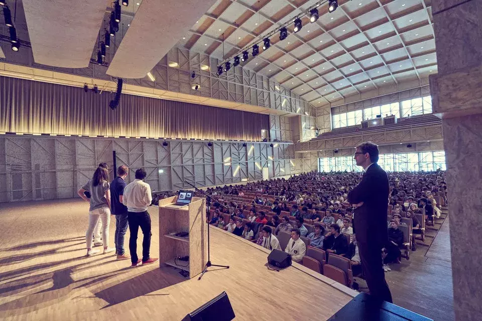 揭秘全世界最贵学校：400万一年、直通哈佛耶鲁、私人飞机上学……