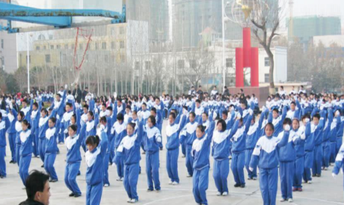 贵族学校校服（贵族学校与普通学校）