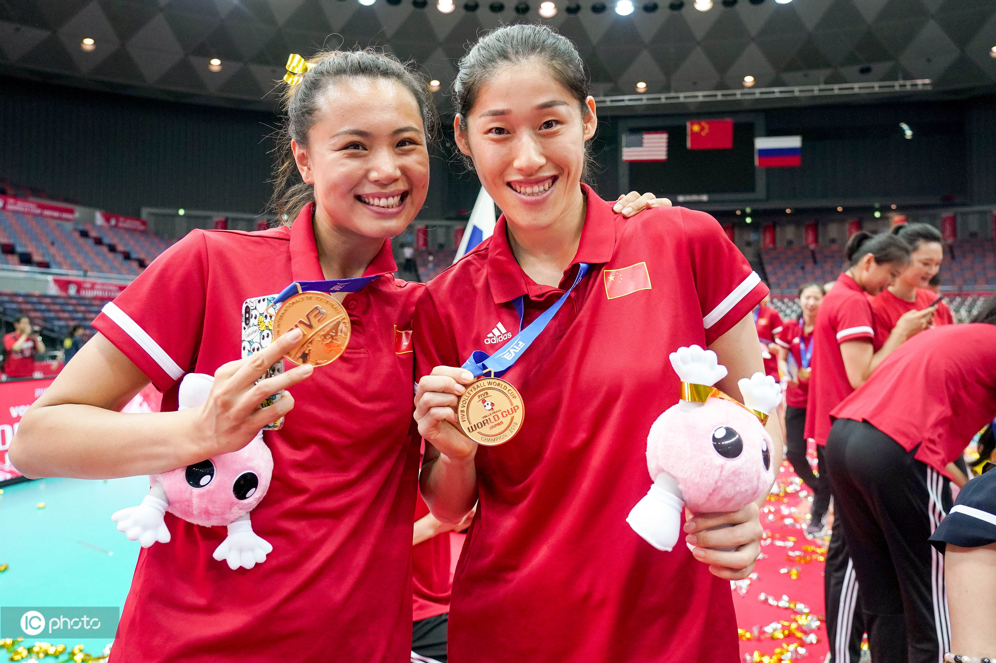 女排世界杯中国女排捧杯图片(献礼国庆,中国女排成功卫冕世界杯冠军)