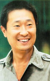 终于皇天不负有心人,他所创作的三个小品在央视的《人与人》节目播出.