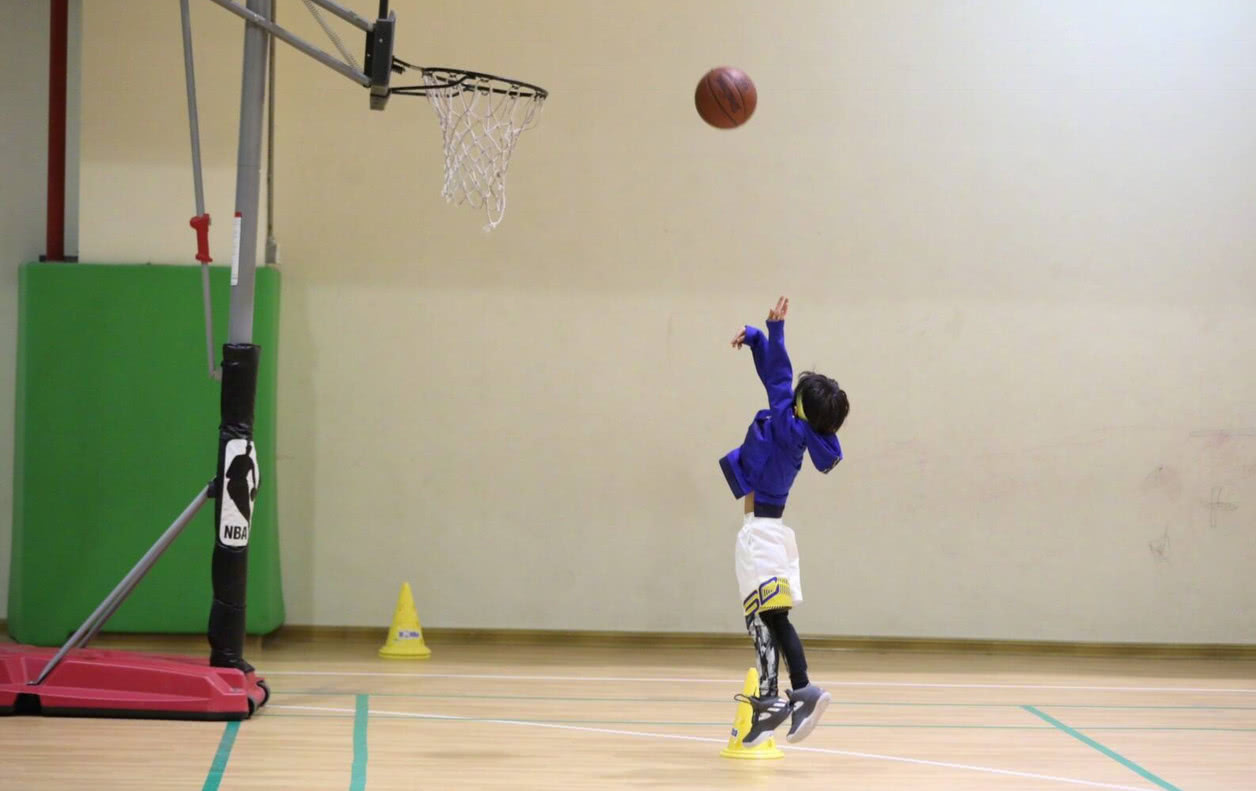 小学生篮球过人技巧(小朋友打球必须了解的6个篮球基础知识)