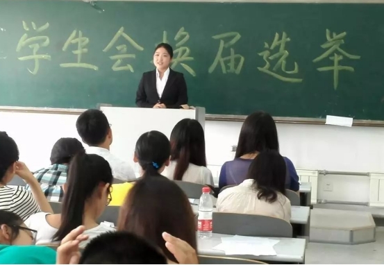 大学班级至少有10名班委，“最值得”竞选的，并不是班长
