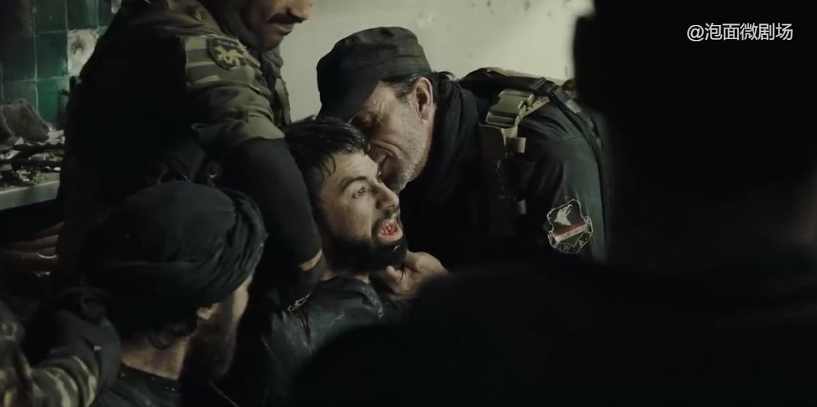 美国中东恐怖分子电影(10人特警小队血战上百恐怖分子，这部电影展现最真实的伊拉克战场)