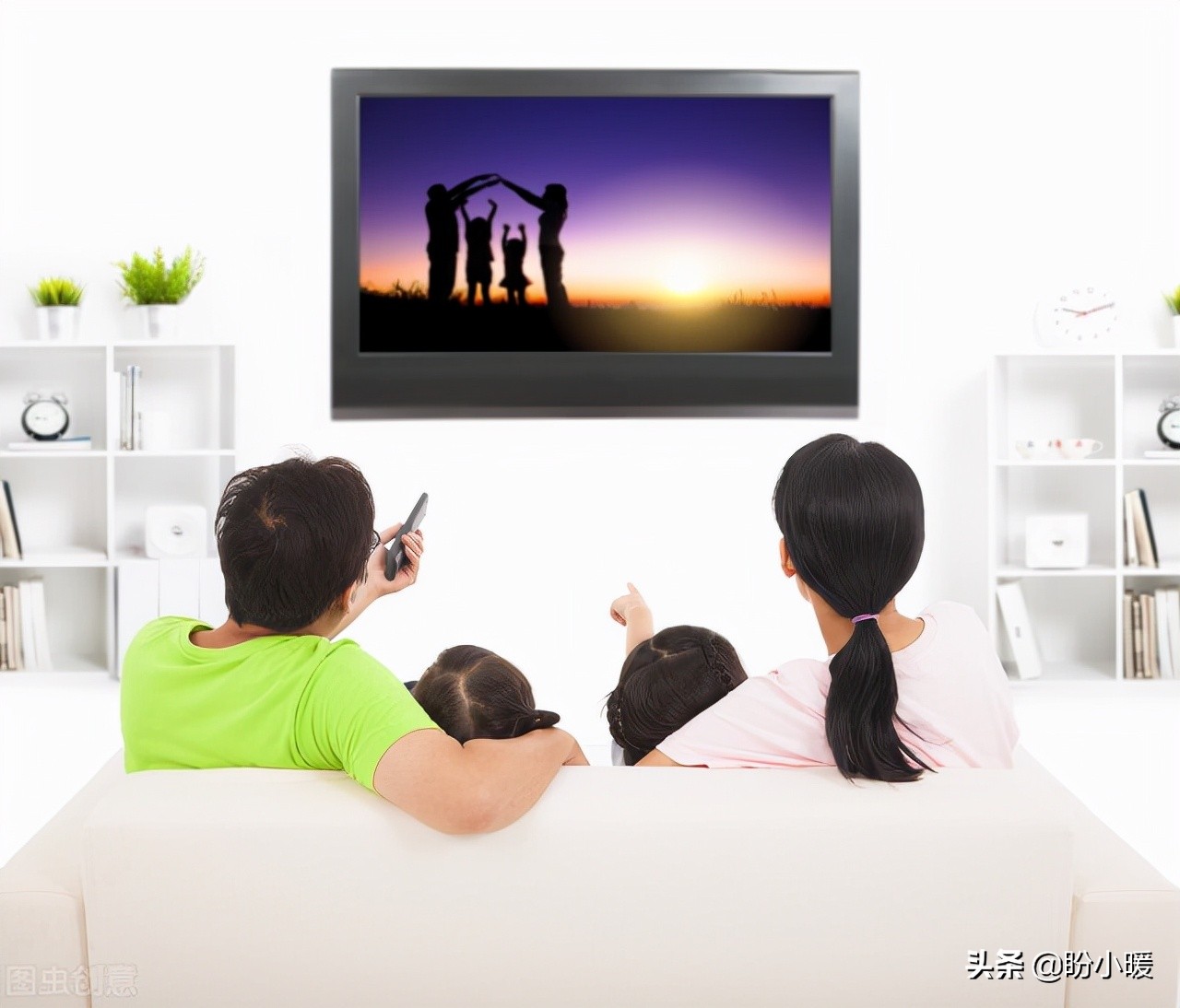 The tv programme teenagers. Семья у телевизора. Семья у телевизора спиной. Семья смотрит телевизор. Фон семья у телевизора.