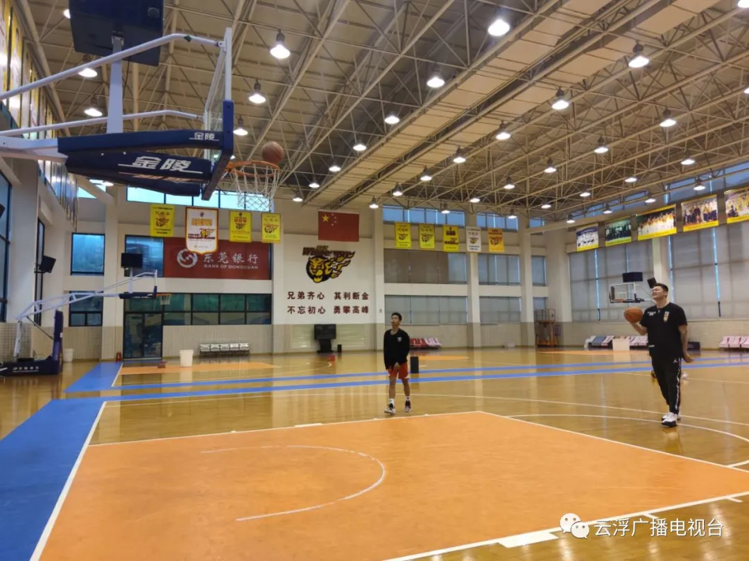 有哪个cba球员是云浮的（圆梦！云浮独臂篮球少年张家城走进CBA球队！）