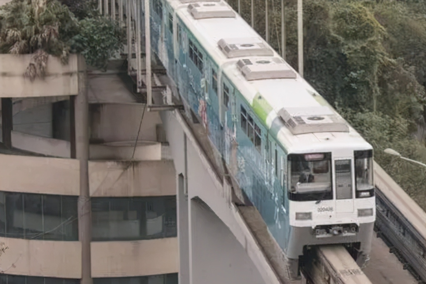 重庆已启动二期工程的地铁，全长约10千米，将方便2大区域的居民