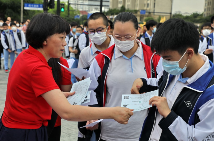 安徽一学生中考权利被剥夺，班主任的说法理直气壮，家长坐不住了