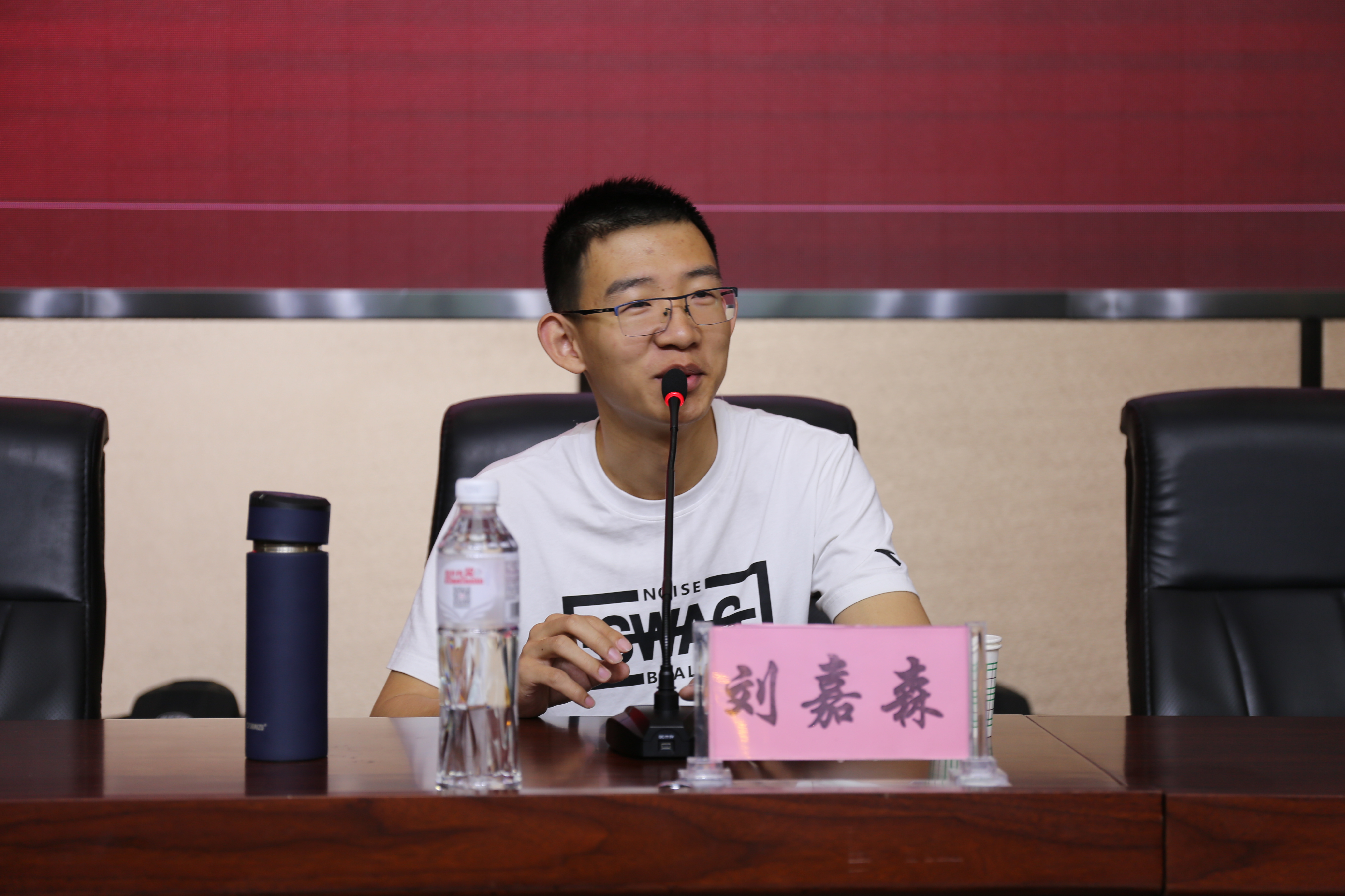 衡水中学文科状元刘嘉森，673分被北大录取，如今却靠演讲为生