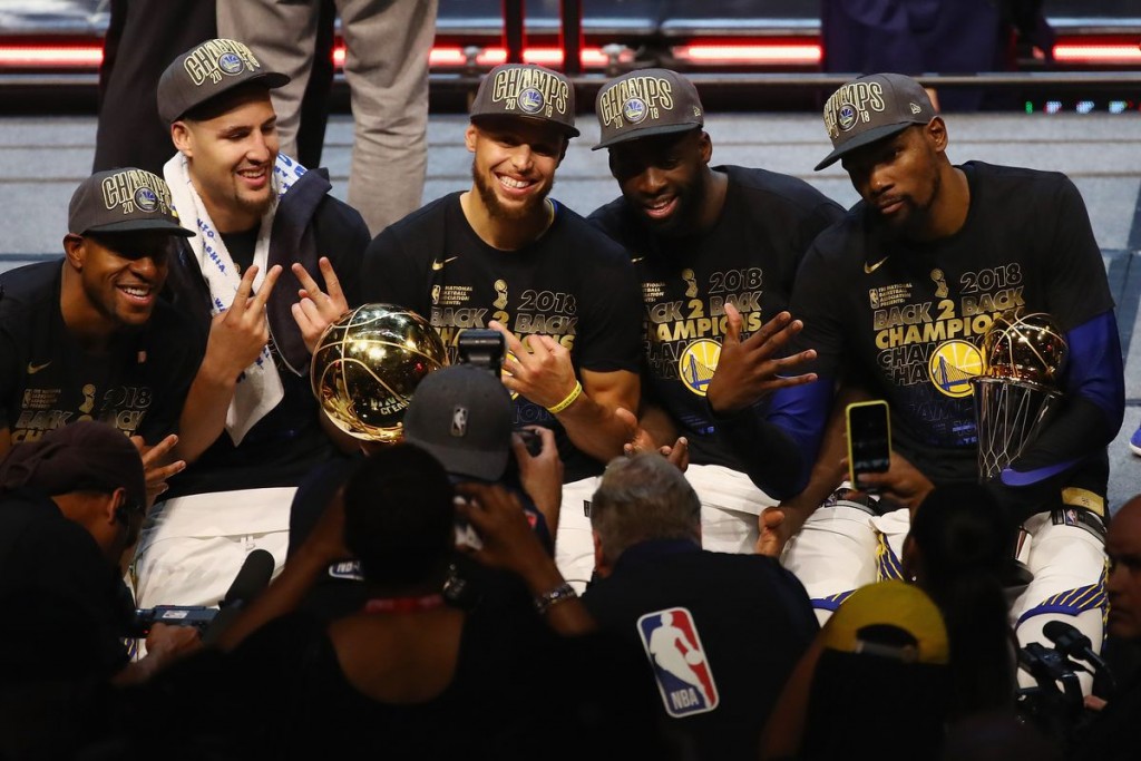 nba每年会评选哪些奖项(NBA十年大奖发布，13个奖项小卡字母哈登入选，詹皇独揽2项)