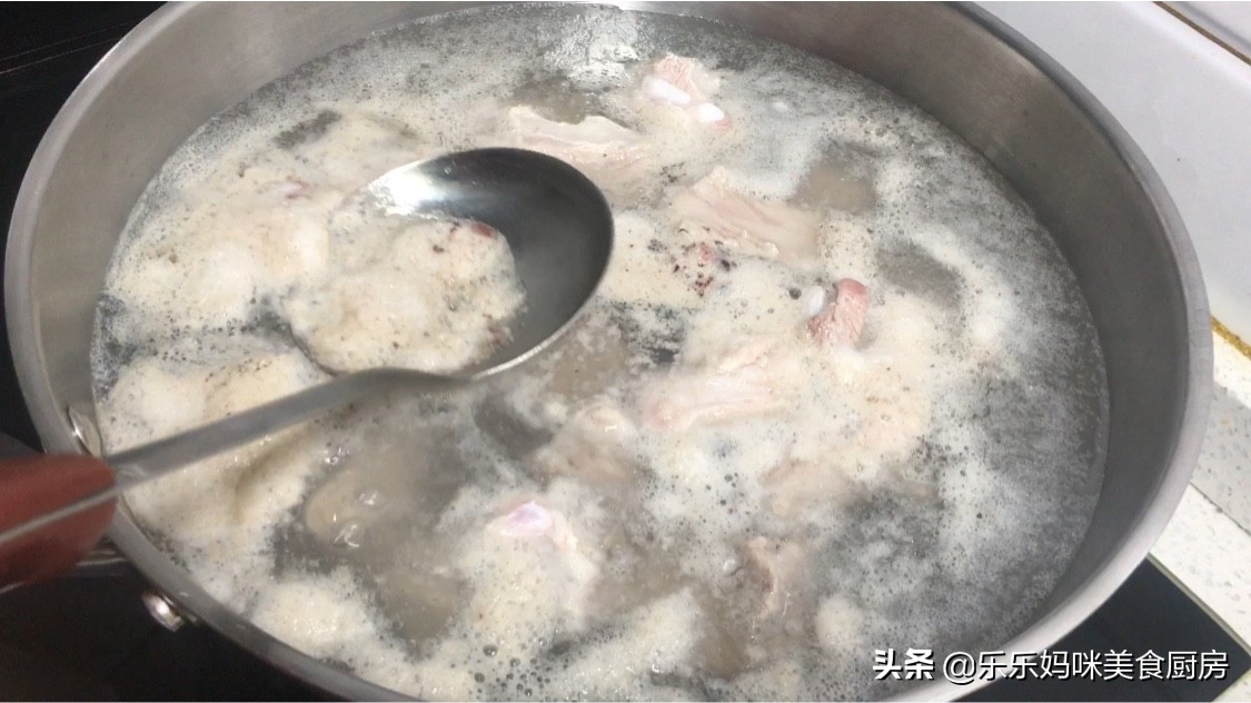 排骨土豆怎么炖最好吃（牢记3要点排骨软烂不塞牙）